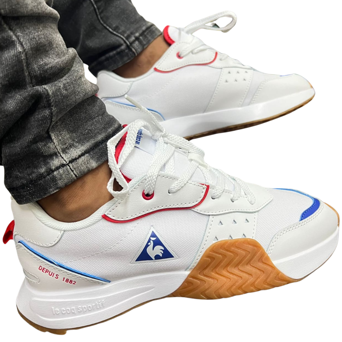 LE COQ SPORTIF ZAPATILLAS HOMBRE: Estilo y Comodidad en Onlineshoppingcenterg. ¿Por Qué Elegir LE COQ SPORTIF ZAPATILLAS HOMBRE? Las LE COQ SPORTIF ZAPATILLAS HOMBRE son sinónimo de estilo, calidad y confort. Esta marca francesa, con una larga trayectoria en el mundo del deporte, combina diseños modernos con la comodidad que necesitas para el día a día. En Onlineshoppingcenterg, ofrecemos una gran variedad de modelos para adaptarse a cualquier ocasión, ya sea para hacer deporte o para un look urbano casual.  Beneficios de las LE COQ SPORTIF ZAPATILLAS HOMBRE 1. Estilo Único con un Toque Deportivo Las zapatillas Le Coq Sportif se destacan por sus diseños modernos y deportivos. Modelos como las Le Coq Sportif Zapatillas Hombre Blancas son perfectas para quienes buscan un look fresco y limpio, ideal para combinar con cualquier atuendo.  2. Calidad y Durabilidad en Cada Paso Las LE COQ SPORTIF ZAPATILLAS HOMBRE están hechas con materiales de alta calidad que garantizan una larga durabilidad. Esto las convierte en una excelente inversión a largo plazo. Además, la marca es conocida por sus zapatillas robustas y cómodas, perfectas para un uso diario intenso o para actividades deportivas.  3. Comodidad Garantizada para Uso Diario Las LE COQ SPORTIF ZAPATILLAS HOMBRE ofrecen un soporte óptimo para los pies, brindando la comodidad necesaria para caminar o realizar cualquier tipo de actividad física. Modelos como las Zapatillas Le Coq Sportif Hombre Running están diseñadas específicamente para quienes buscan un calzado cómodo y ligero para sus actividades deportivas.